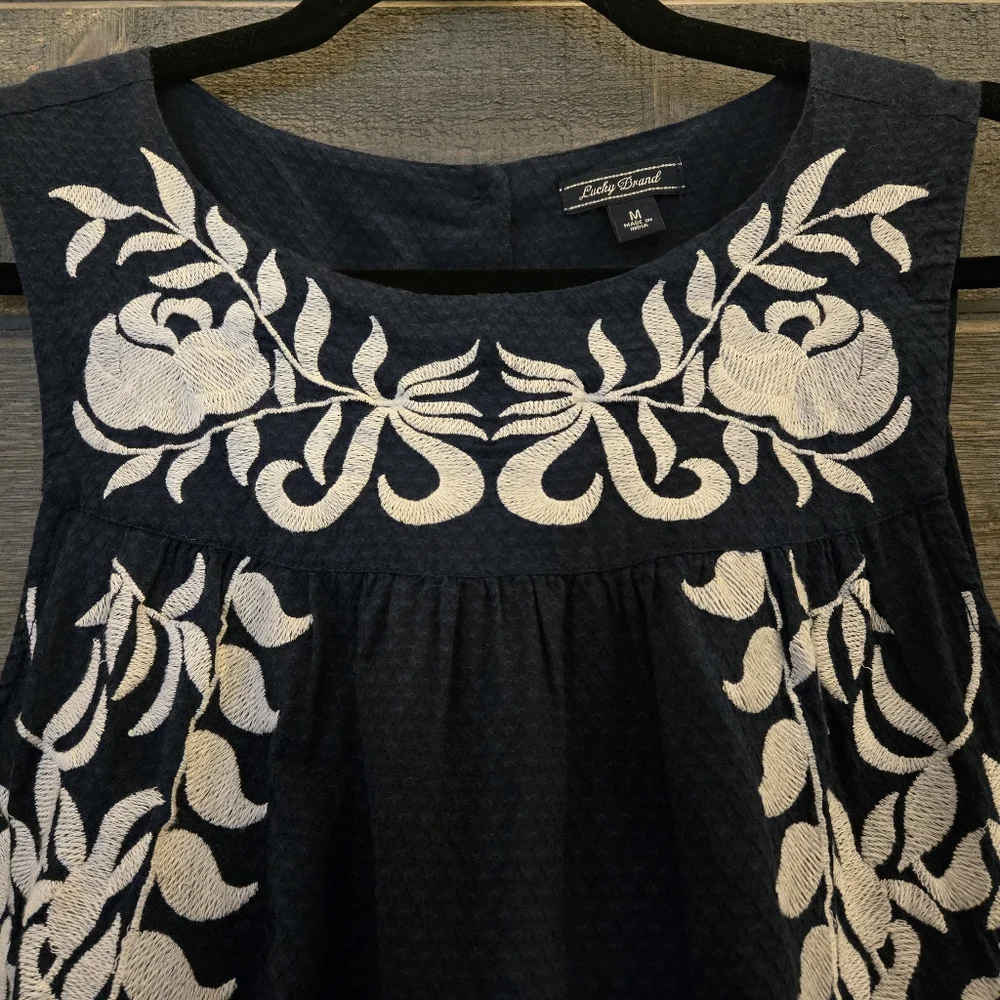 Lucky Brand Navy Embroidered Tank Medium - Picture 2 of 9